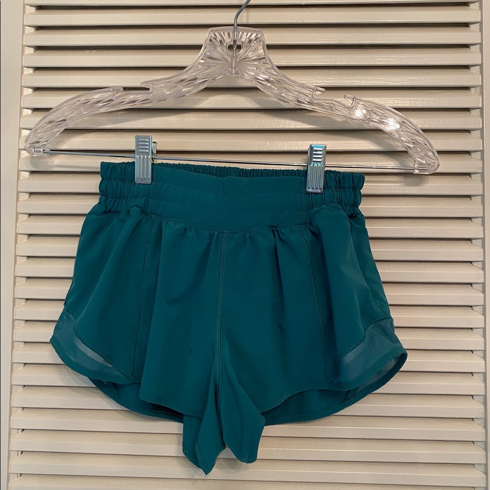 lululemon hotty hot shorts 2.5 inch seam. barely worn at all.